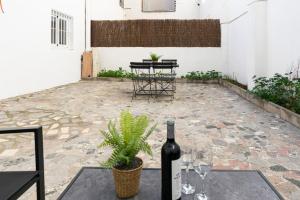 格拉纳达Casa DAURO的庭院里一瓶葡萄酒