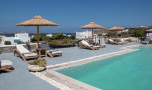 纳乌萨阿尼莫伊度假酒店的度假村内带椅子和遮阳伞的游泳池