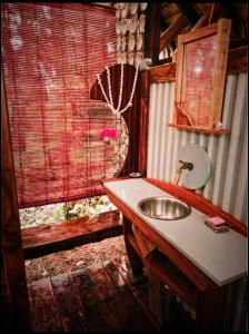 TevaitoaSunset Double rooms - Auberge Polynésienne的一间带水槽和窗户的浴室