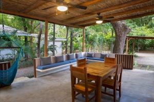 里瓦斯Eco Casita 11的庭院设有蓝色的沙发和桌椅。