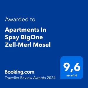 摩泽尔河畔的泽尔Apartments In Spay BigOne Zell-Merl Mosel的蓝色的文字盒,上面有大一丝钱的字条