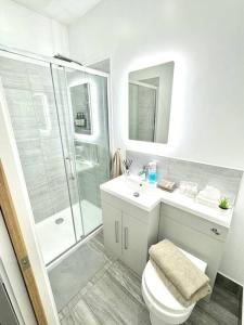 Great Warley StreetThe Modern Smart Home的带淋浴、卫生间和盥洗盆的浴室