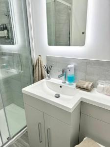 Great Warley StreetThe Modern Smart Home的白色的浴室设有水槽和淋浴。
