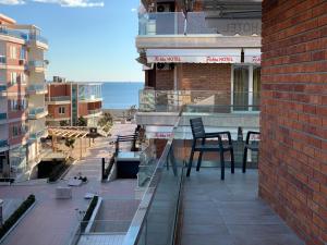 维利波吉Fishta Apartment Q6 37的海景阳台上的椅子