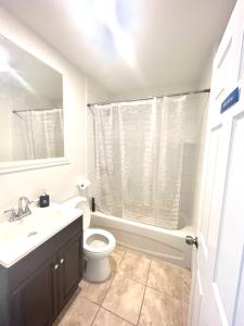 温莎Aubin Paradise Housing的浴室配有白色卫生间和盥洗盆。
