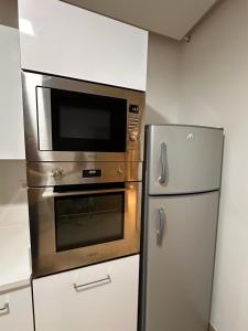 拉马萨fabuleux S2 a la Marsa的厨房配有微波炉和冰箱。