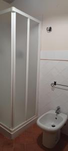 蒙塔约内Poggio Giulia的带淋浴、卫生间和盥洗盆的浴室