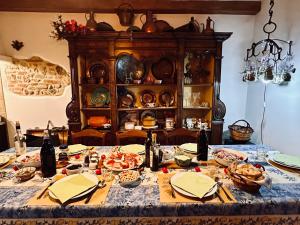丘西Montebello degli Olivi的上面有盘子和食物的桌子