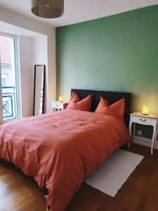 沙尔姆Appartement spacieux的一间卧室设有一张红色的床和绿色的墙壁