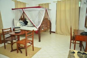Stone TownLa Neisha Hotel Zanzibar的一间卧室配有一张床,上面有帐篷