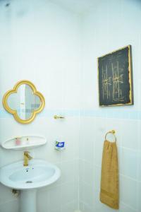 Stone TownLa Neisha Hotel Zanzibar的一间带水槽和镜子的浴室