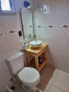 德尔迪阿布罗角Hermoso Monoambiente En Punta Del Diablo - Rocha的浴室配有白色卫生间和盥洗盆。
