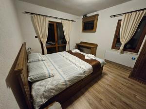 StoykiteПланински перли, дом 1的一间设有床铺的卧室,位于带窗户的房间内
