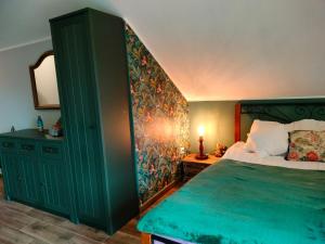 希维拉杜夫-兹德鲁伊Izerska Zagroda的一间卧室配有绿色的床和镜子