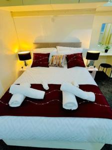 北希尔兹Glamorous Palace with spa bath的一间卧室配有一张带红色和白色枕头的大床
