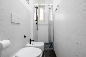 科尔西科A.P. Appartamento o camera的白色的浴室设有卫生间和淋浴。