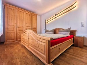 内森尔旺Ferienhaus Alexandra的一间卧室配有一张大木床。