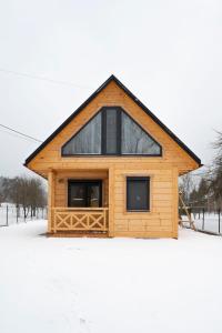 Pod Kalwarią的一座小木结构建筑,在雪中设有窗户