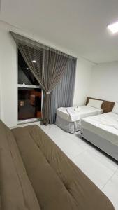 若昂佩索阿EL SHADDAI HOTEL的酒店客房设有两张床和窗户。