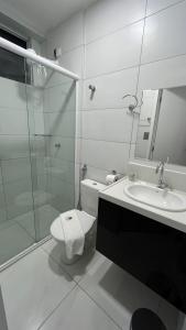 若昂佩索阿EL SHADDAI HOTEL的带淋浴卫生间和盥洗盆的浴室