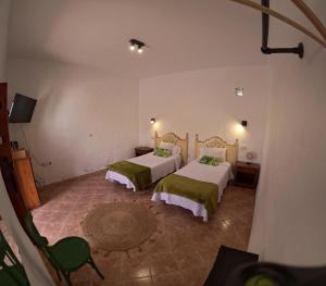 罗萨里奥港Casa Rural Muchichafe的一间客房内配有两张床的房间