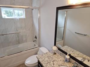 阿伯茨福德Oscar INN & 2bd Family Suite or Private Room的带淋浴、卫生间和盥洗盆的浴室