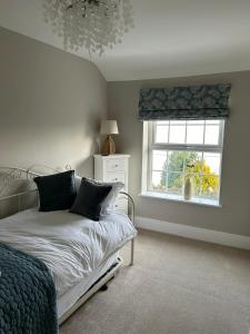 NorthamApplestow Cottage的一间卧室设有一张床和一个窗口