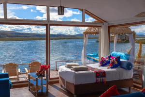 普诺TITICACA FLAMENCO LODGE的船上的卧室享有水景
