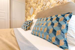 卡利亚里Guest House 73的一张带蓝色和黄色枕头的床