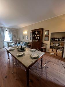 波吉邦西Maestra Exclusive Chianti House, Tuscany的客厅配有木桌和椅子