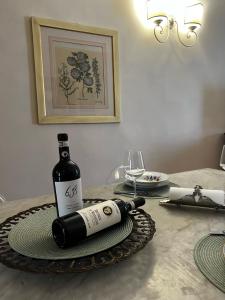 波吉邦西Maestra Exclusive Chianti House, Tuscany的桌子上坐着一瓶葡萄酒