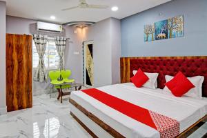 加尔各答OYO Tara Maa Guest House的一间卧室配有一张大床和红色床头板