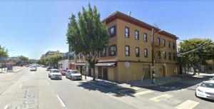 旧金山1080 Folsom Residences的一条空的街道,汽车停在大楼前