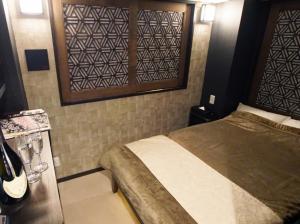 东京Hotel Opera的一间卧室设有一张床和一个窗口