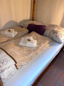 ArzbergFerienhaus Almenland的两张床,上面配有毛巾和枕头