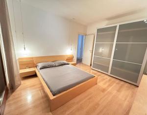 基奥贾Clodia Skyline的一间卧室配有一张床和一个大衣柜