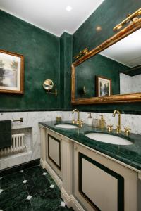 摩德纳Domus Tua的浴室设有2个水槽和镜子