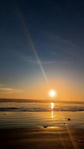 拉斯塔尼亚斯Casita los Sauces的海滩上的日落和日落