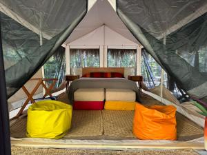 图卢姆Bunga Lotus Glamping - Otoch Nacom的帐篷,配有一张床和两个袋子