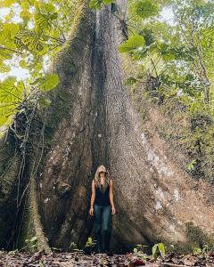 米萨华丽港Isla Ecologica Mariana Miller的站在一棵大树前的女人