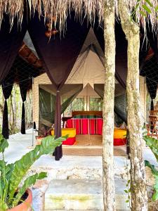 图卢姆Bunga Lotus Glamping - Otoch Nacom的一个带桌子的帐篷的度假村