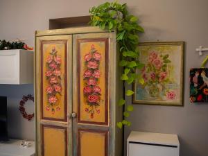 比得哥什Apartament u Olechny的房间里的木柜里放着鲜花
