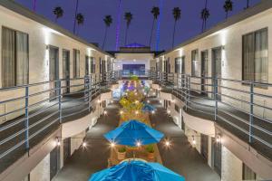 洛杉矶圣莫尼卡-西洛杉矶康福特茵酒店的蓝色伞建筑中的一个中庭