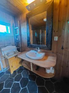 雷讷雷讷瓦伦度假屋的木制浴室设有水槽和镜子
