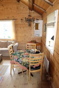 雷讷雷讷瓦伦度假屋的小屋内带桌椅的用餐室