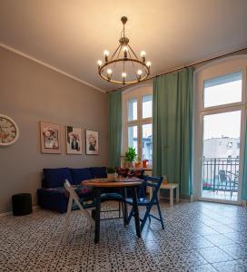 比得哥什Apartament u Olechny的客厅配有蓝色的沙发和桌子