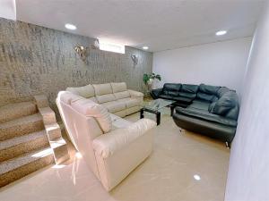 巴耶杜帕尔Casa Los Almendros, Valledupar casa completa的客厅配有两张沙发和一张沙发