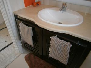 泰塔温Tataouineranch的浴室配有盥洗盆和带毛巾的台面。