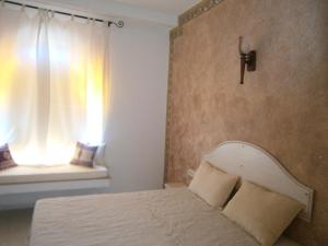泰塔温Tataouineranch的一间卧室设有一张床和一个横跨窗户