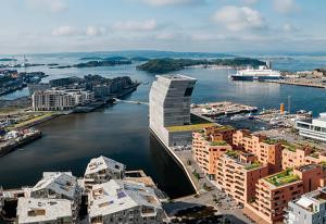 奥斯陆An elegant and exclusive apartment in Bjørvika Oslo的享有河流和建筑的城市空中景致